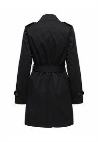 Trench-coat noir avec taille ceinturée, col structuré, épaulettes et poignets à boutons. Texture lisse, coupe mi-longue.