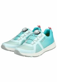 Scarpe da ginnastica azzurro chiaro con superficie texturizzata, dettagli grigi e sistema di allacciatura BOA. Forma contornata e suola flessibile per il massimo comfort.