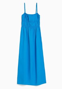 Modrá bezrukávová maxi šaty s tenkými nastavitelnými ramínky a nařasením na živůtku, položené na bílém pozadí.