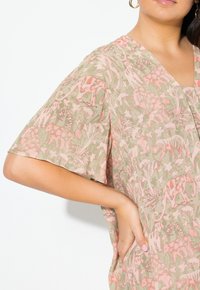 Ulla Popken ANIMAL SHORT SLEEVE  - Tunika - pale reed