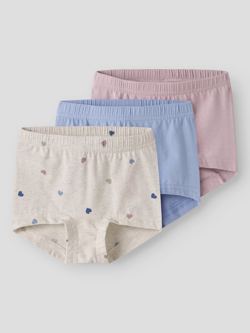 Drie opgevouwen katoenen kinderslipjes in beige met hartjesprint, effen blauw en effen roze kleuren op een lichte achtergrond.