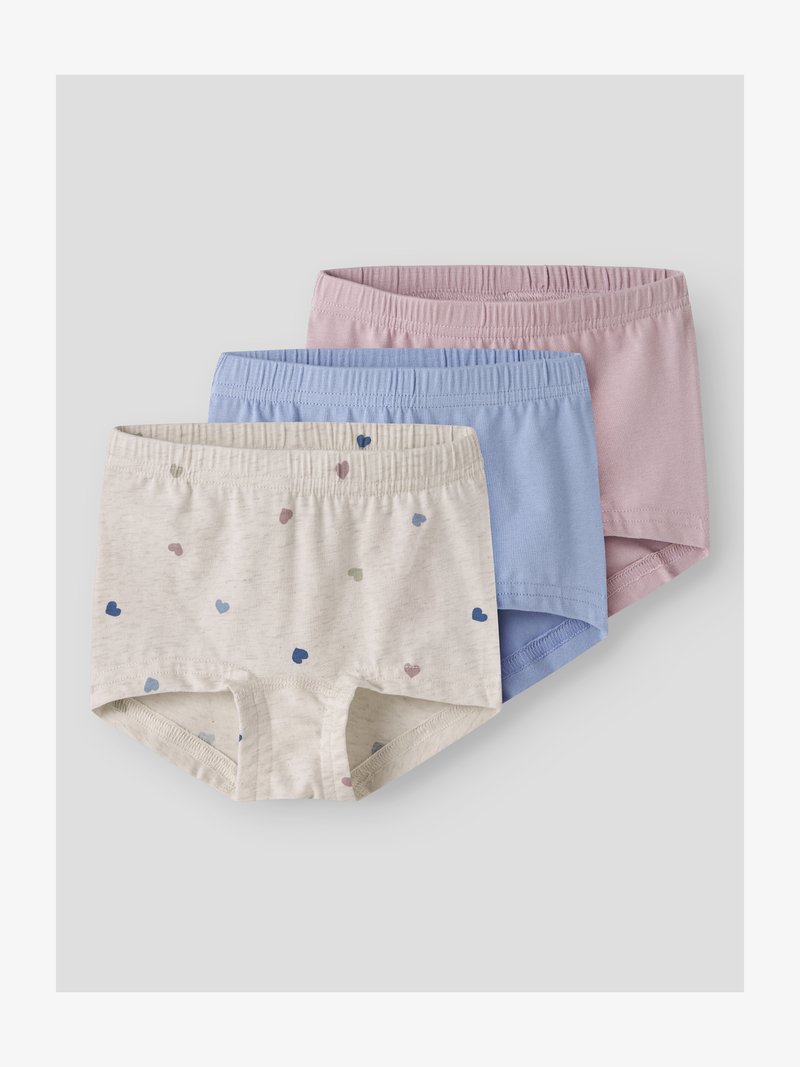 Τρία διπλωμένα βαμβακερά παιδικά εσώρουχα σε μπεζ με σχέδια καρδιάς, απλό μπλε και απλό ροζ χρώμα, σε ανοιχτό φόντο.