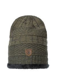Gehaakte beanie in het groen met een textuurpatroon, voorzien van een bruine leren logo patch en een zwarte nepbont rand aan de onderkant.