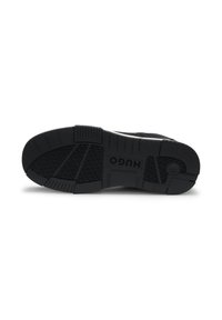 Svart sneaker- såle med teksturert gummi overflate, med horisontale spor og et sirkulært gripe punkt. "HUGO"-logoen preget på siden.