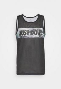 Top atletico nero senza maniche con una texture a rete, caratterizzato da una grafica camo a contrasto e il testo in grassetto "JUST DO IT." sulla parte anteriore.