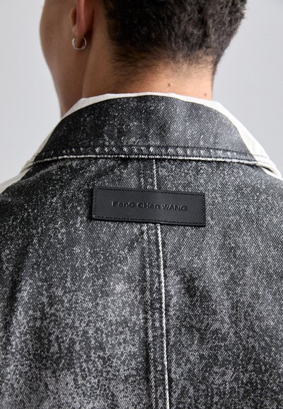 Feng Chen Wang DECONSTRUCTION OVERSIZED JACKET UNISEX - Τζιν μπουφάν - black/grey
