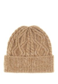 Beżowy dzianinowy czapka z teksturowanym wzorem warkoczowym, z prążkowanym mankietem. Wykonana z miękkiej mieszanki wełny, zapewniającej ciepło i komfort.