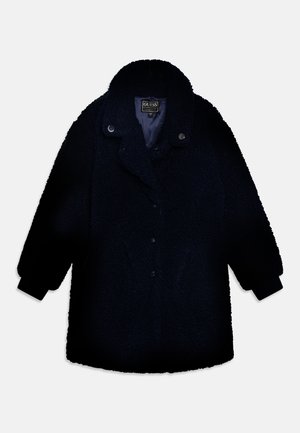 Manteau teddy noir avec col large et boutons-pression, manches longues et tissu doux texturé, de la marque Guess.