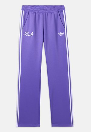 Pantaloni da ginnastica viola Adidas con strisce laterali bianche, due tasche, scritta "Bob" sulla coscia sinistra e logo trefoil Adidas sulla coscia destra.