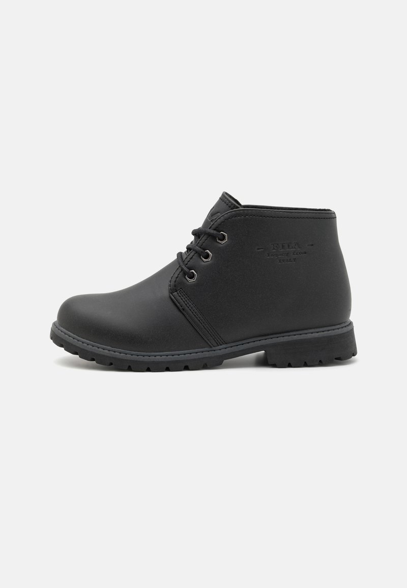 Botas negras hasta el tobillo hechas de cuero texturizado. Cuentan con una punta redondeada, diseño minimalista y cordones en la parte delantera con ojales. Suela de goma con un ligero relieve.