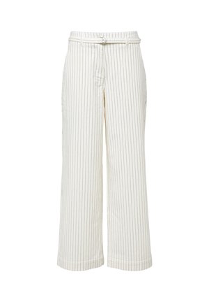 Pantalon blanc large et court avec de fines rayures verticales noires et une ceinture assortie avec une boucle rectangulaire.