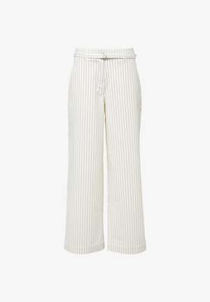 Pantalon blanc large et court avec de fines rayures verticales noires et une ceinture assortie avec une boucle rectangulaire.