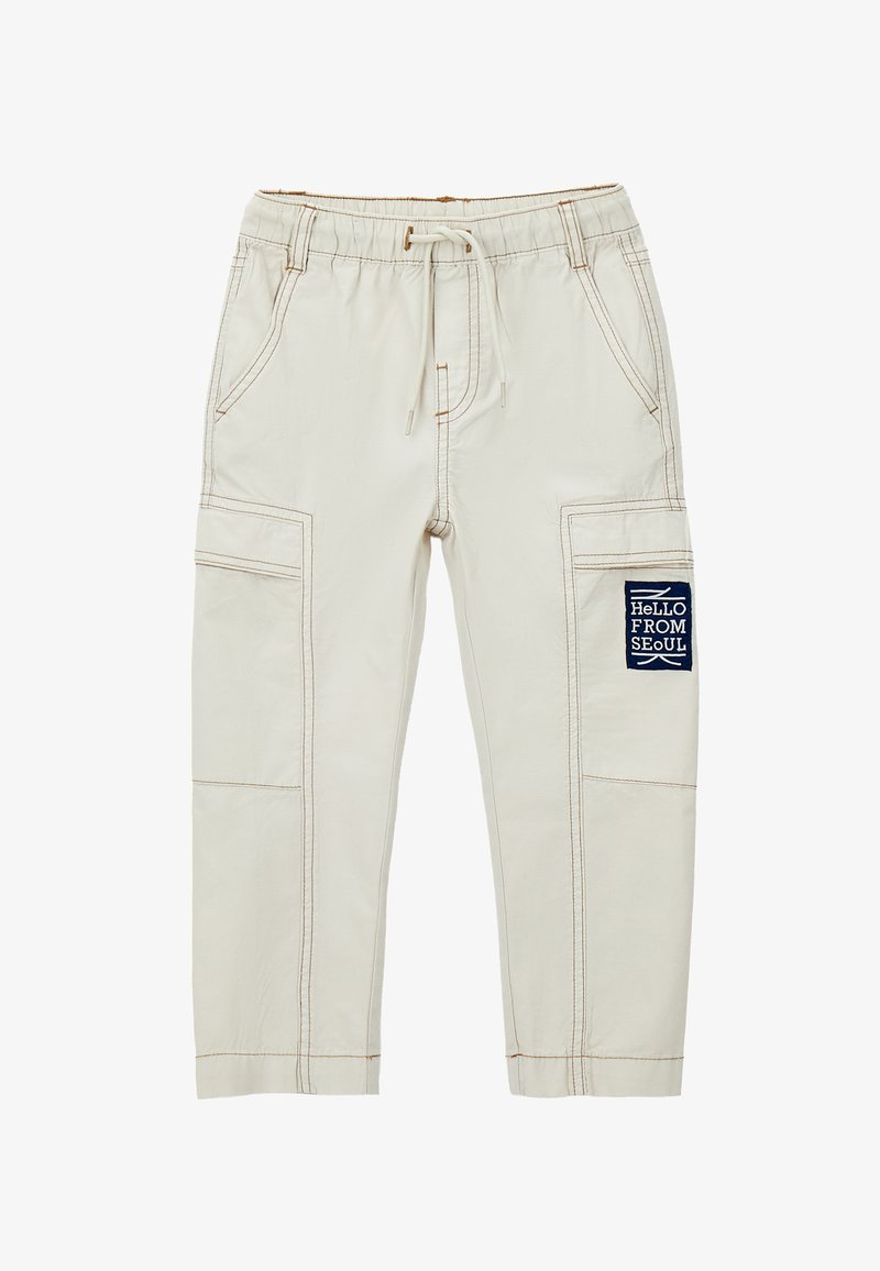 Beige Kinder-Cargohosen mit elastischem Bund, Kordelzug, Seitentaschen und einem Aufnäher am rechten Bein mit der Aufschrift "HELLO FROM SEOUL".