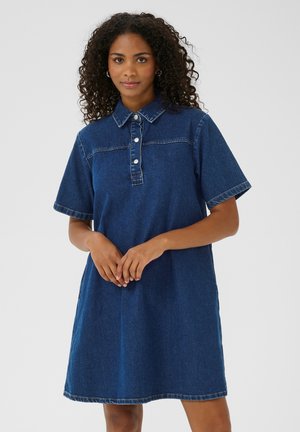 Denimhemdkleid in Dunkelblau mit kurzen Ärmeln, Kragen, Knopfblende und sichtbaren Nähten. Verfügt über eine lockere Silhouette.