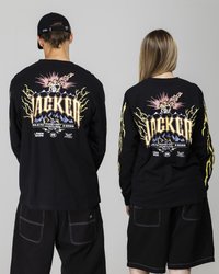 Sort langærmet skjorte med farverig grafisk tryk på ryggen, med gule lynmotiver og lagdelte tekstdetaljer. Sorte shorts.
