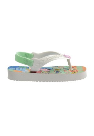 Chancla blanca para niño con tira elástica verde en el talón, suela impresa y colorida, y personaje rosa en la tira del dedo.