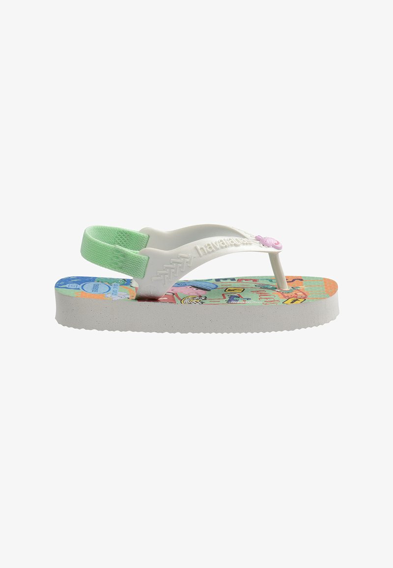 Sandale enfant blanche type flip-flop avec bride élastique verte au talon, semelle imprimée colorée et personnage rose sur la lanière entre les orteils.