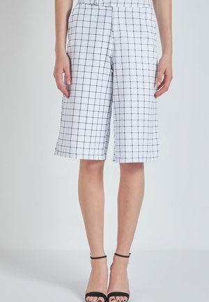 BERMUDA CON DE CUADROS - Shorts - blanco