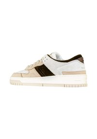 Sneaker a scarpa bassa caratterizzata da un mix di suede beige, bianco e marrone scuro e pelle. Superficie testurizzata con perforazioni e dettaglio del logo.