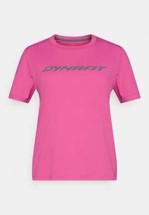 Rosa Kurzarm-T-Shirt aus glattem Stoff mit einem blauen "DYNAFIT"-Logo auf der Brust. Klassischer Rundhalsausschnitt und reguläre Passform.