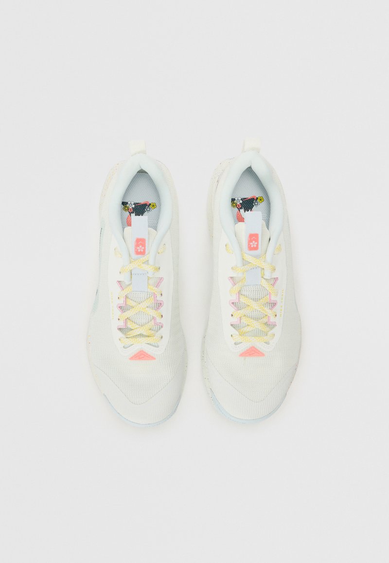 Zapatillas deportivas ligeras con un upper de punto, cordones blancos y en tonos pastel, acentos rosas en la suela y un forro interior texturizado y con patrón.