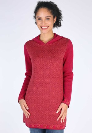 Langärmlige, kapuzengekleid in tiefrot mit strukturiertem Muster. Hat einen geschwungenen Saum und dekorative Besätze entlang der Manschetten und des Saums.