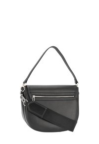 Czarna skórzana torba na ramię o zakrzywionym kształcie, z górną rączką, regulowanym paskiem, przednią kieszenią na zamek oraz srebrnymi elementami ozdobnymi.