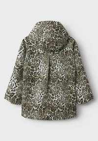 Leopardmönstrad huva i nyanser av oliv och kräm, med ett slätt, glansigt tyg och en avslappnad passform med vida ärmar.