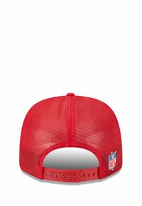 Rote Snapback-Basecap mit strukturiertem Mesh-Rücken, gewölbtem Schirm und NFL-Logo-Patch an der Seite. Auffälliger verstellbarer Riemen für die Anpassung der Größe.