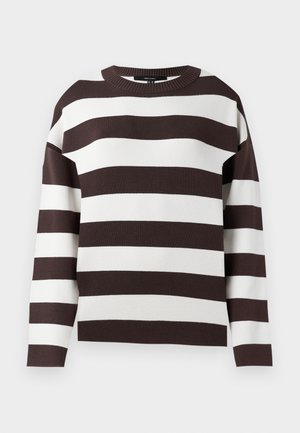 Sweater às riscas castanhas e brancas, com decote redondo, textura em malha, listras horizontais largas, corte descontraído com ombros caídos.