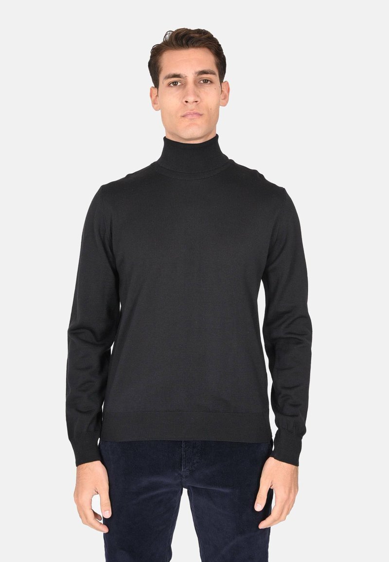 Maglione a collo alto nero con maniche lunghe, realizzato in un tessuto leggero e liscio. Presenta un collo e polsini a coste.