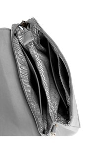 Šedá kožená kabelka s několika přihrádkami. Podšívka má vzor v cik-cak. Zapínání na zip a zlaté kovové detaily.