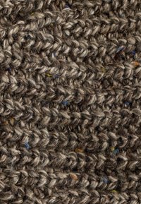 Textil țesut de culoare maronie, cu o suprafață texturată, prezentând fibre variate și micașuri de albastru și galben, creând un aspect natural și voluminos.