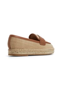 Scarpa espadrille in pelle marrone e tessuto intrecciato beige, con punta rotonda, cinturino decorativo e dettagli in corda di juta attorno alla suola.