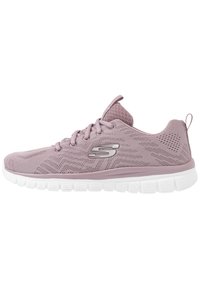 Lichtroze sportshoe met een ademende mesh bovenkant, textuur ontwerp, dikke witte zool en metallic logo accent.