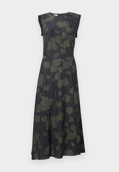 Zwarte jurk met groene bloemenpatronen, voorzien van kapmouwen, een getailleerde taille en een uitlopende rok. Textuurstof voegt diepte toe aan het ontwerp.
