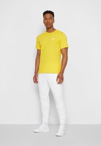 Nike Sportswear CLUB TEE - Navadna majica - gelb/weiss