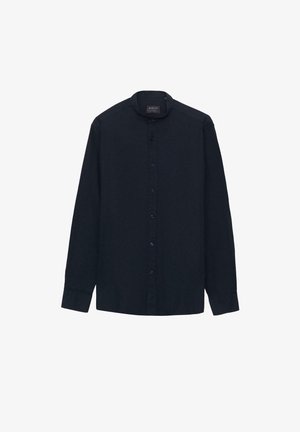 Ciemnogranatowa koszula na długi rękaw z guziczkami i kołnierzem typu mandarynka, widoczne guziki na przodzie oraz subtelne hafty na piersi.