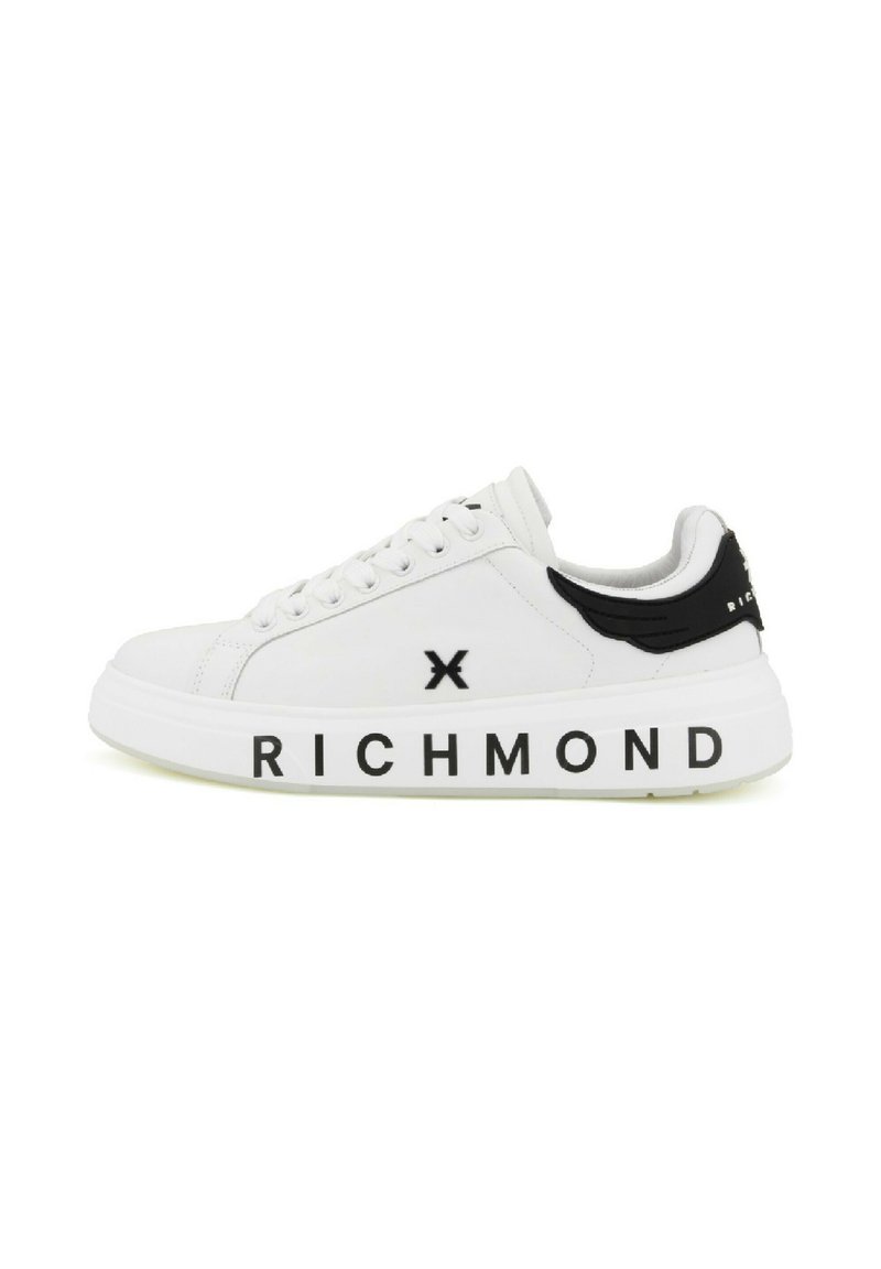 Sneaker in pelle bianca con un tallone in accentuazione nera e il marchio "RICHMOND" in lettere nere audaci sul lato, punta arrotondata, design con lacci.