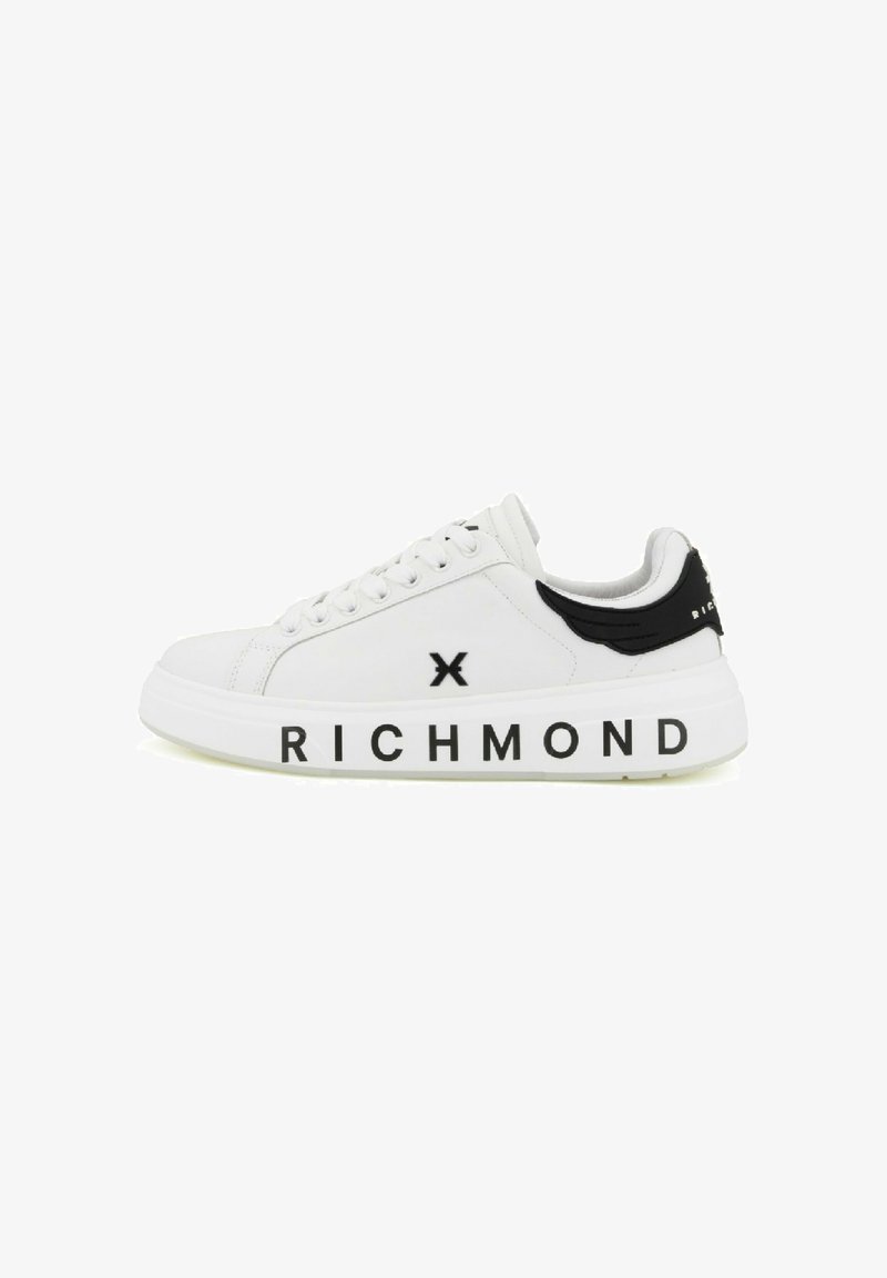Sneaker in pelle bianca con un tallone in accentuazione nera e il marchio "RICHMOND" in lettere nere audaci sul lato, punta arrotondata, design con lacci.