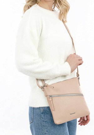 Lyserød crossbody-taske i struktureret læder med en toplynlås og forlomme. Slankt design med justerbar skulderrem.