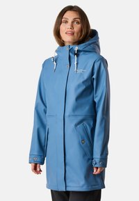 Niebieska kurtka przeciwdeszczowa z kapturem, wykonana z gładkiego, wodoodpornego materiału. Posiada napy, dwie przednie kieszenie oraz akcenty z regulowanym sznurkiem.