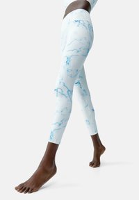 Tights med et lys blått marmormønster på en hvit bakgrunn, laget av elastisk stoff, med høy midje og ankellengde.
