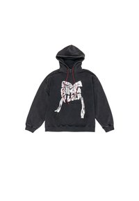 Melnā kapuce ar priekšējo grafisko dizainu, sarkaniem auklām un ribotām aprocēm. Siluets ir brīvs ar kenguru kabatu.