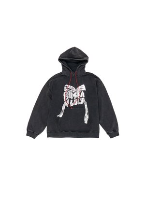 Czarna bluza z kapturem z grafiką z przodu, czerwonymi sznureczkami i ściągaczami. Sylwetka jest luźna z kieszenią kangurką.