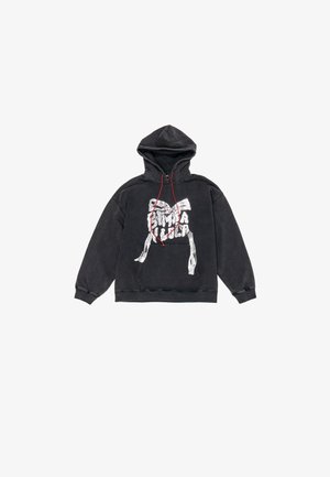 Zwarte hoodie met een grafisch ontwerp aan de voorkant, rode trekkoorden en geribde mouwen. De pasvorm is relaxed met een kangoeroezak.