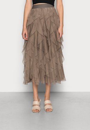 Brun lagdelt tulle midi nederdel med flæsedetaljer, båret med beige åbne hælede sandaler og en sort crop top.