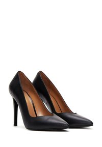 Escarpins en cuir noir avec un bout pointu et un talon stiletto fin. Texture lisse avec une doublure intérieure visible et des accents minimes.