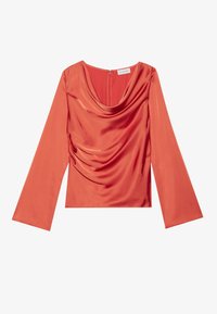 Top in raso rosso con scollatura a cappuccio e dettagli drappeggiati nella parte anteriore. Presenta maniche lunghe a campana e chiusura con zip sul retro.