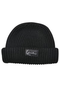 Beanie tricotat negru cu textură rib. Prezintă un tiv răsucit și o etichetă țesută rectangulară care afișează o semnătură albă.